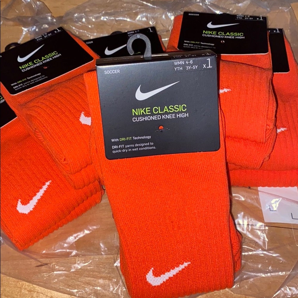 Nike classic cushioned knee high socks (DRI-FIT)